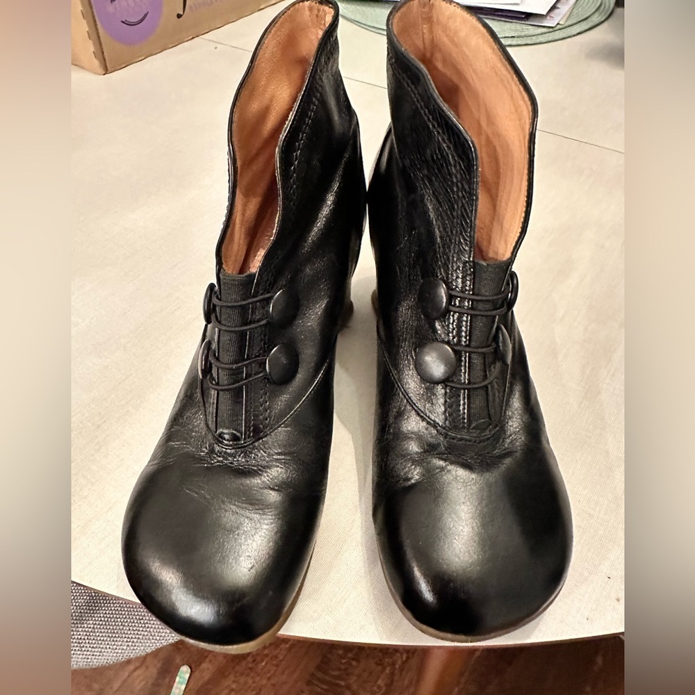 Black Fluevog Operetta’s 7.5 EUC
Great shoes in excellent condition